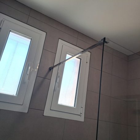 Màmpara de dutxa fixe amb suport